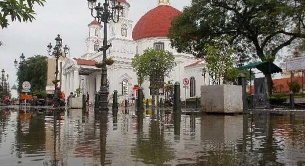 Kota Lama Semarang Banjir, Ganjar Pranowo Sidak Sambil Gowes